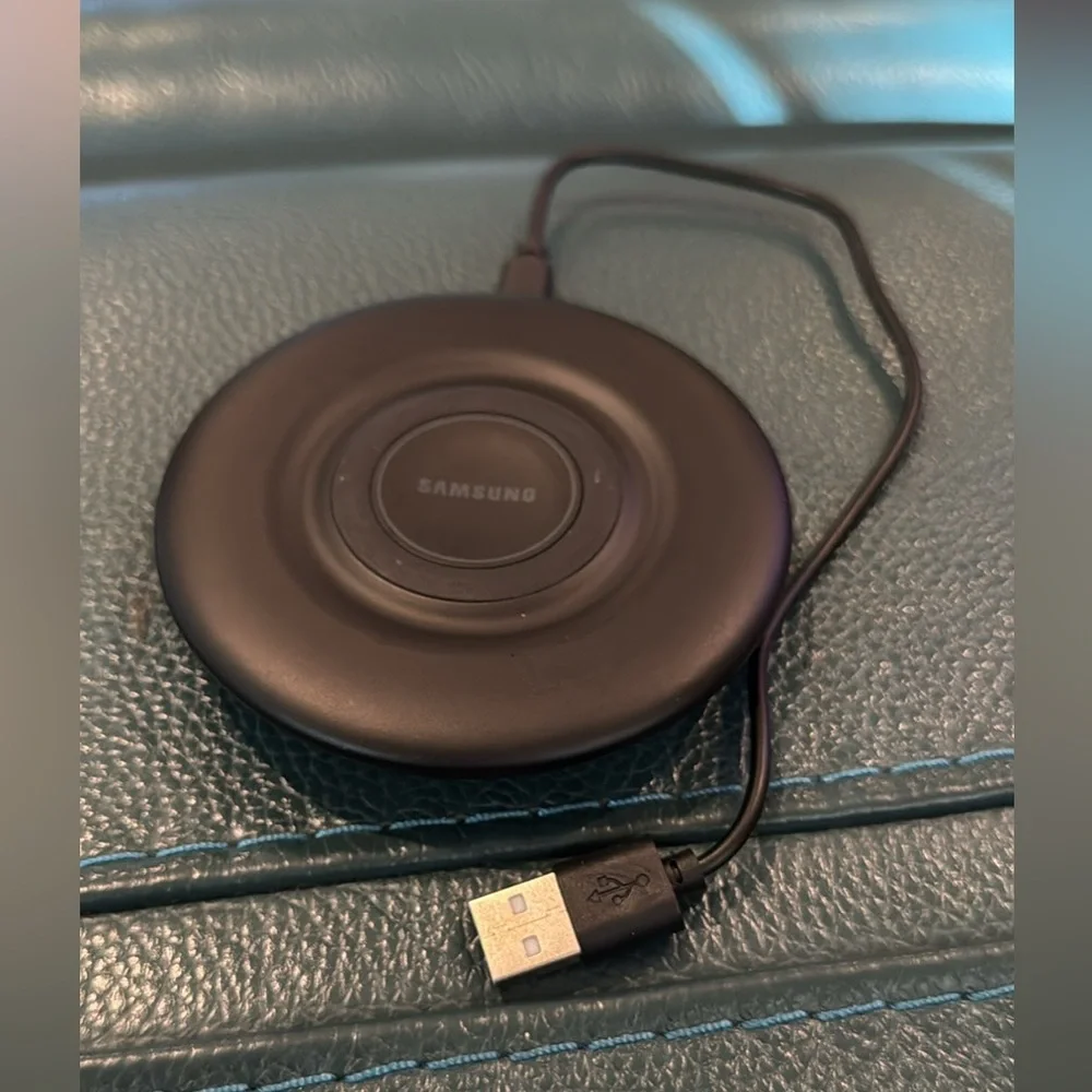 Samsung Qi Wireless Charger Fast Charging Pad (CHARGER PAD & CORD ONLY)